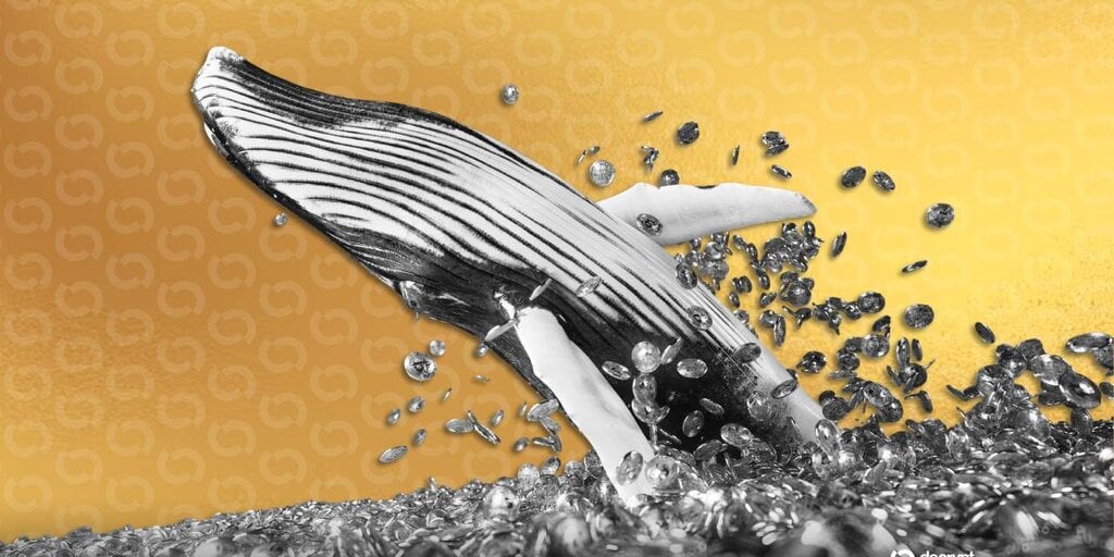 Is Smart Money Exiting? Whales Dump Solana, Aave, and Aster