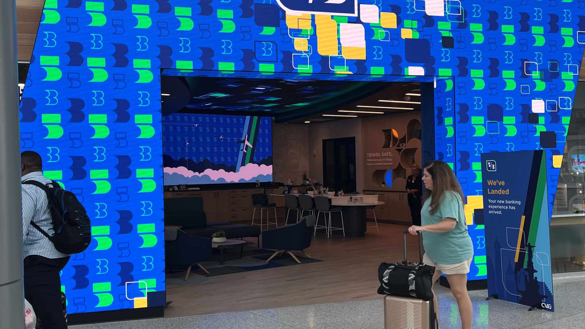 Inside US airport terminals, banks are merging elite travel clubs with branch offices - CNBC