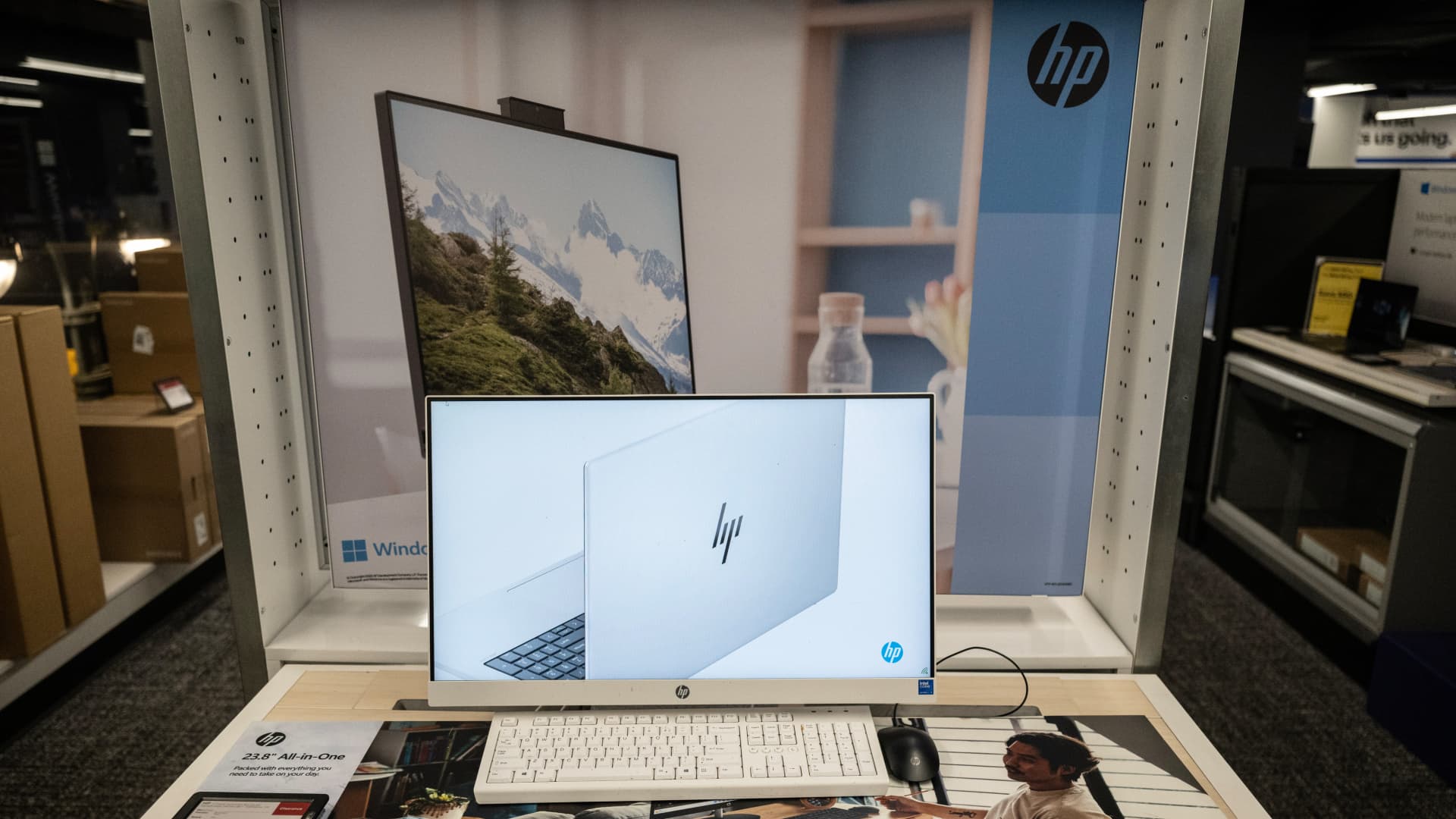 Rise in memory chip costs puts pressure on retailers of laptops and smartphones