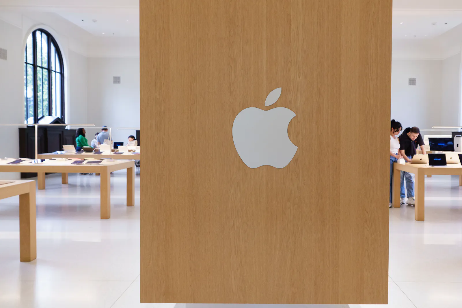 Analyst: Apple is too expensive, buy Amazon or Alphabet instead
