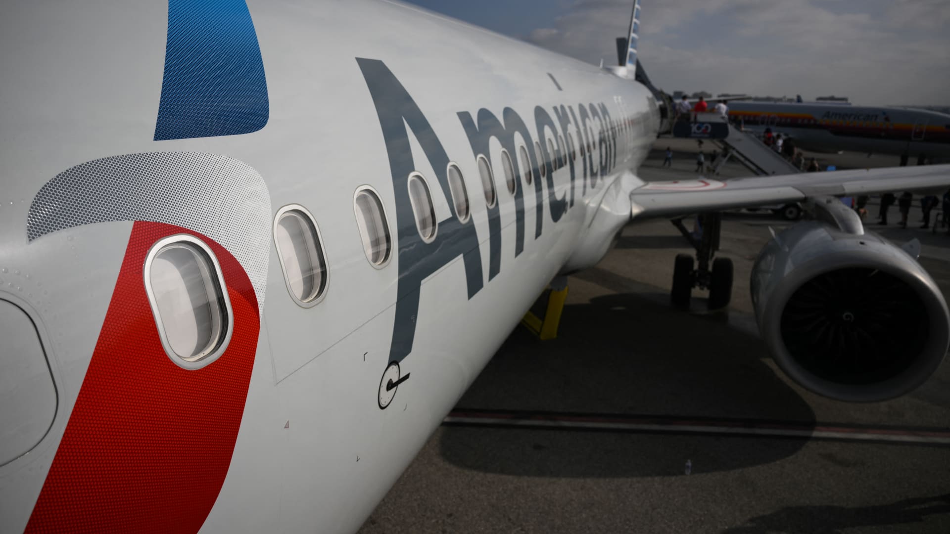 American Airlines expects deeper 2026 loss on pricier fuel despite record revenue