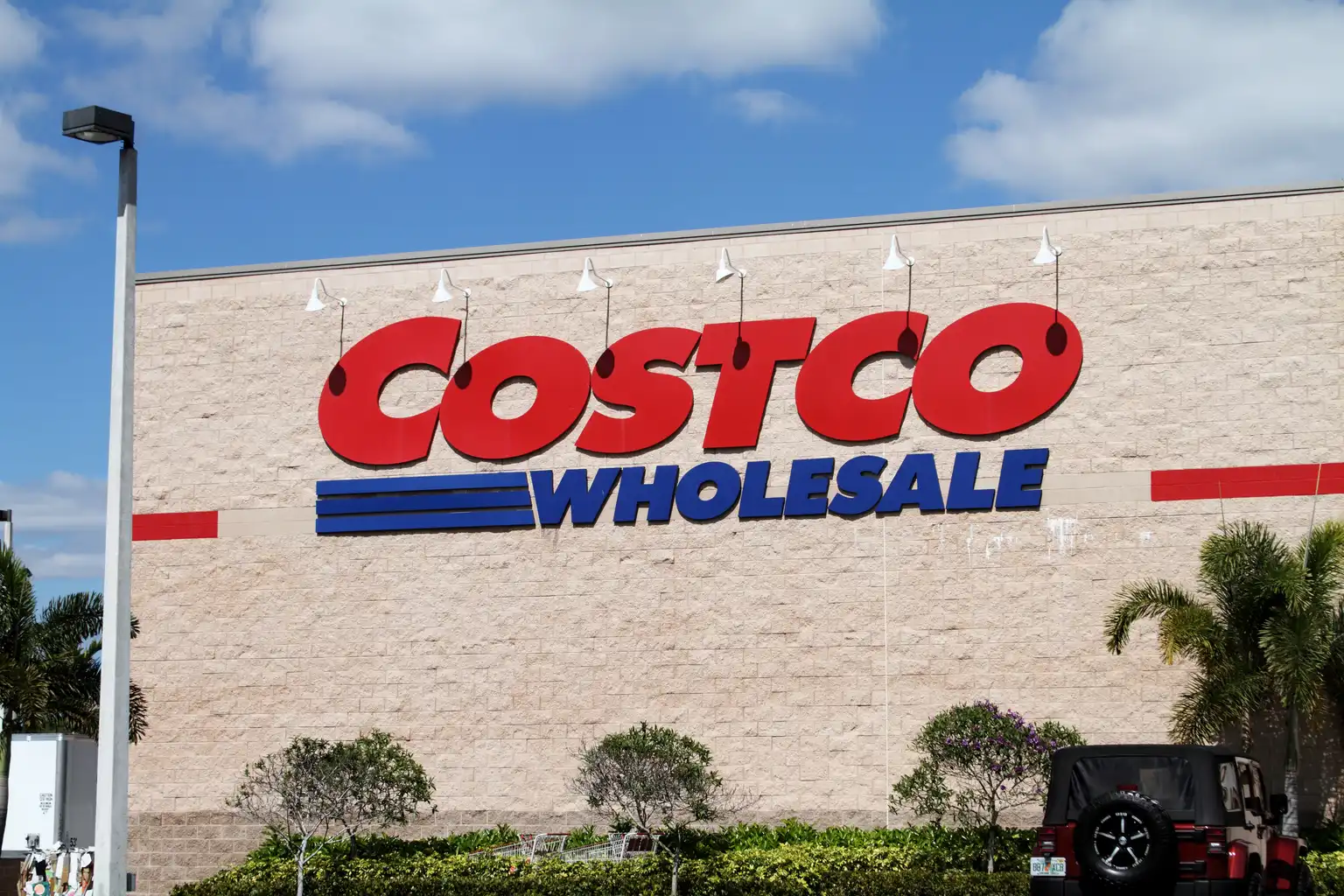 Costco: Record Valuations Contrast With Slow Growth Outlook - Seeking Alpha