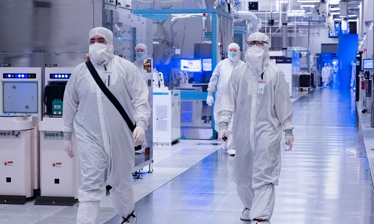 Intel Stock Has Moved an Average of 16% the Day After Its Last 3 Reports. Should You Buy Before the Next One?
