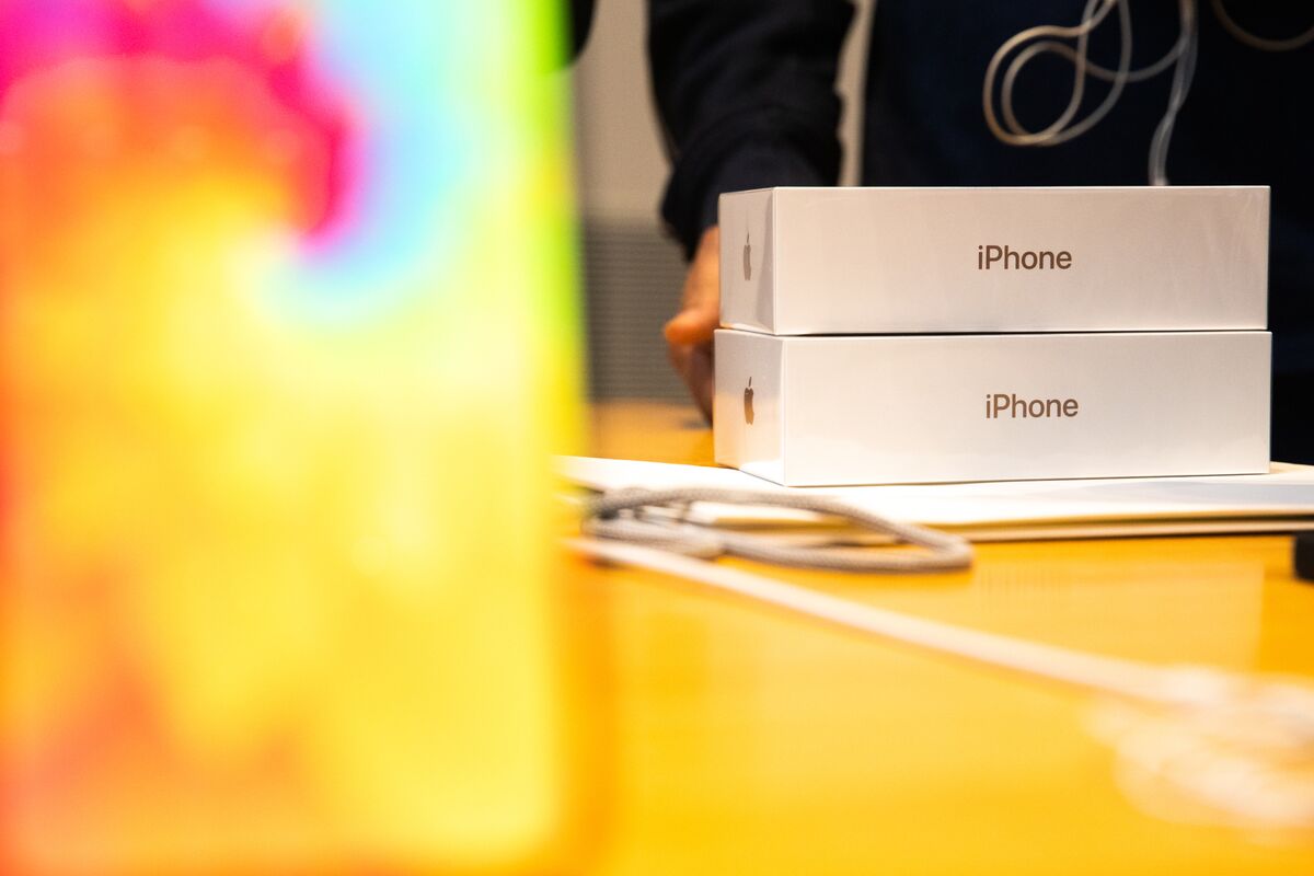 Apple's iPhone Maker Sets Record High as AI Mania Persists - Bloomberg