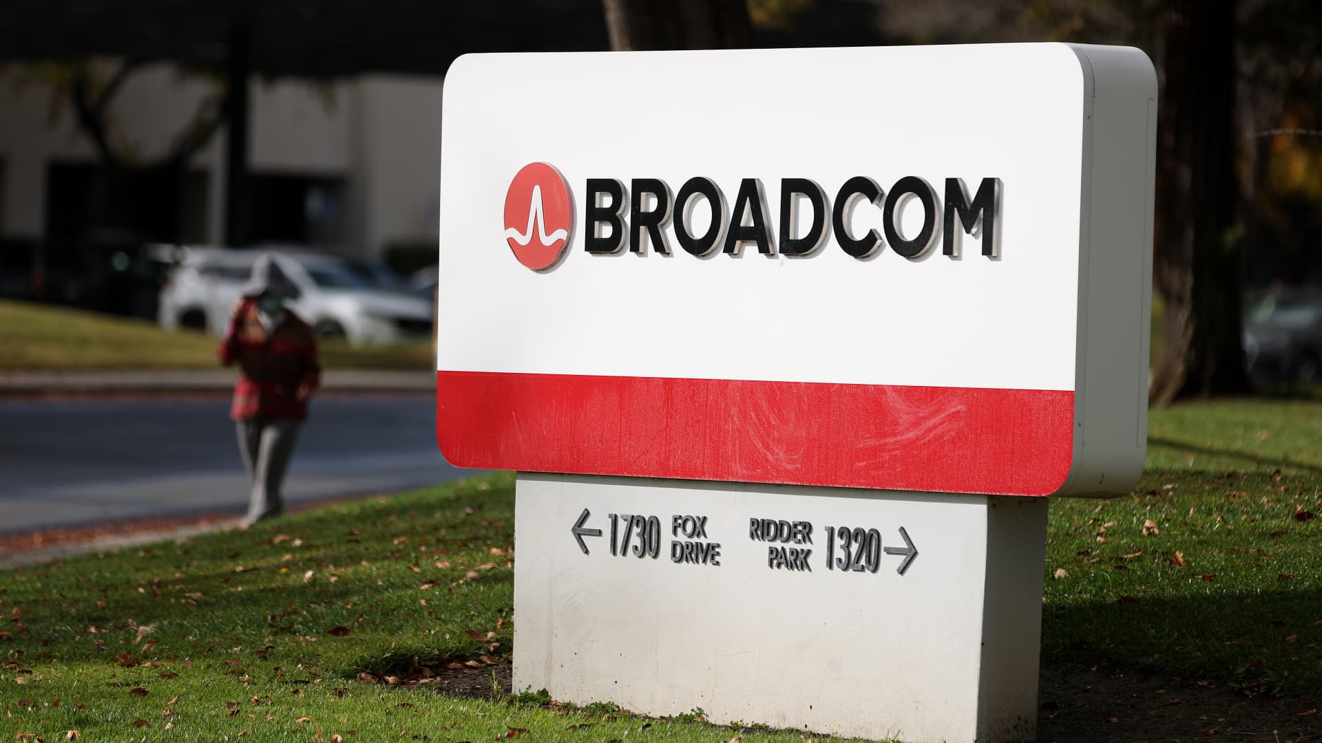 Broadcom beats on earnings and revenue