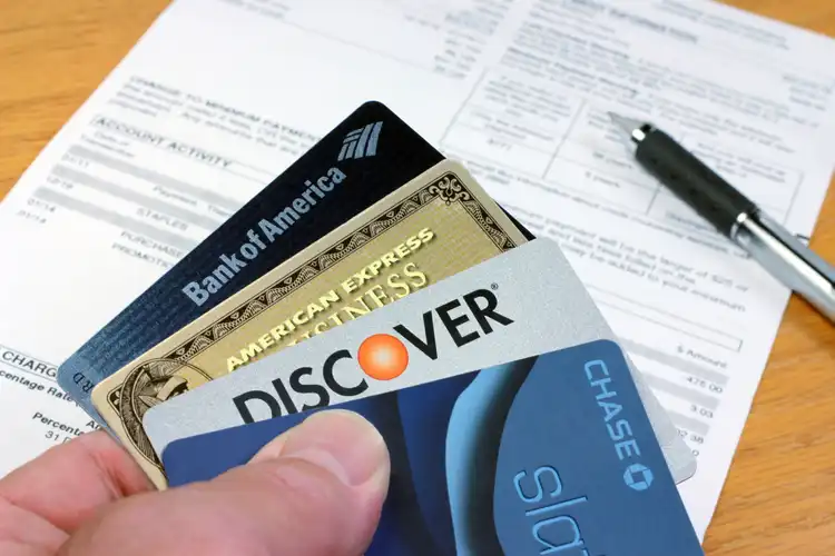 Discover Financial credit card delinquency rate falls, charge-off rate rises in April