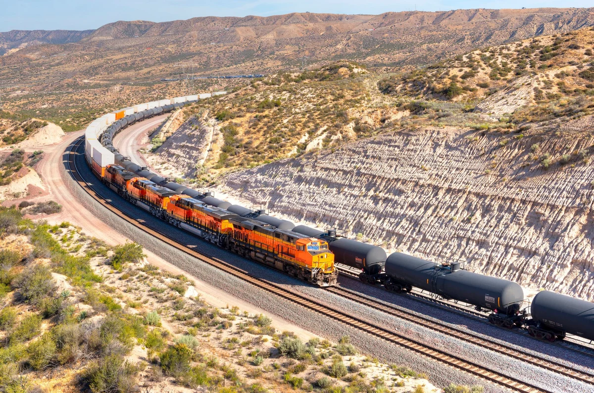 Billionaires Are Piling Into Union Pacific. Here's What They See.