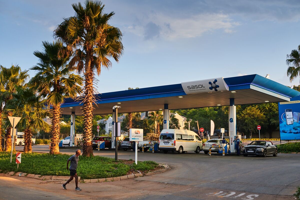 Sasol Boosts Output, Adds Hedge as Oil Slump Weighs on Profit