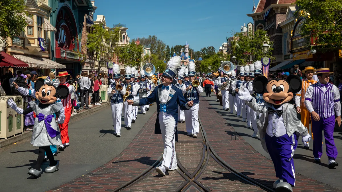 Disneyland's character actors are filing to unionize - Quartz