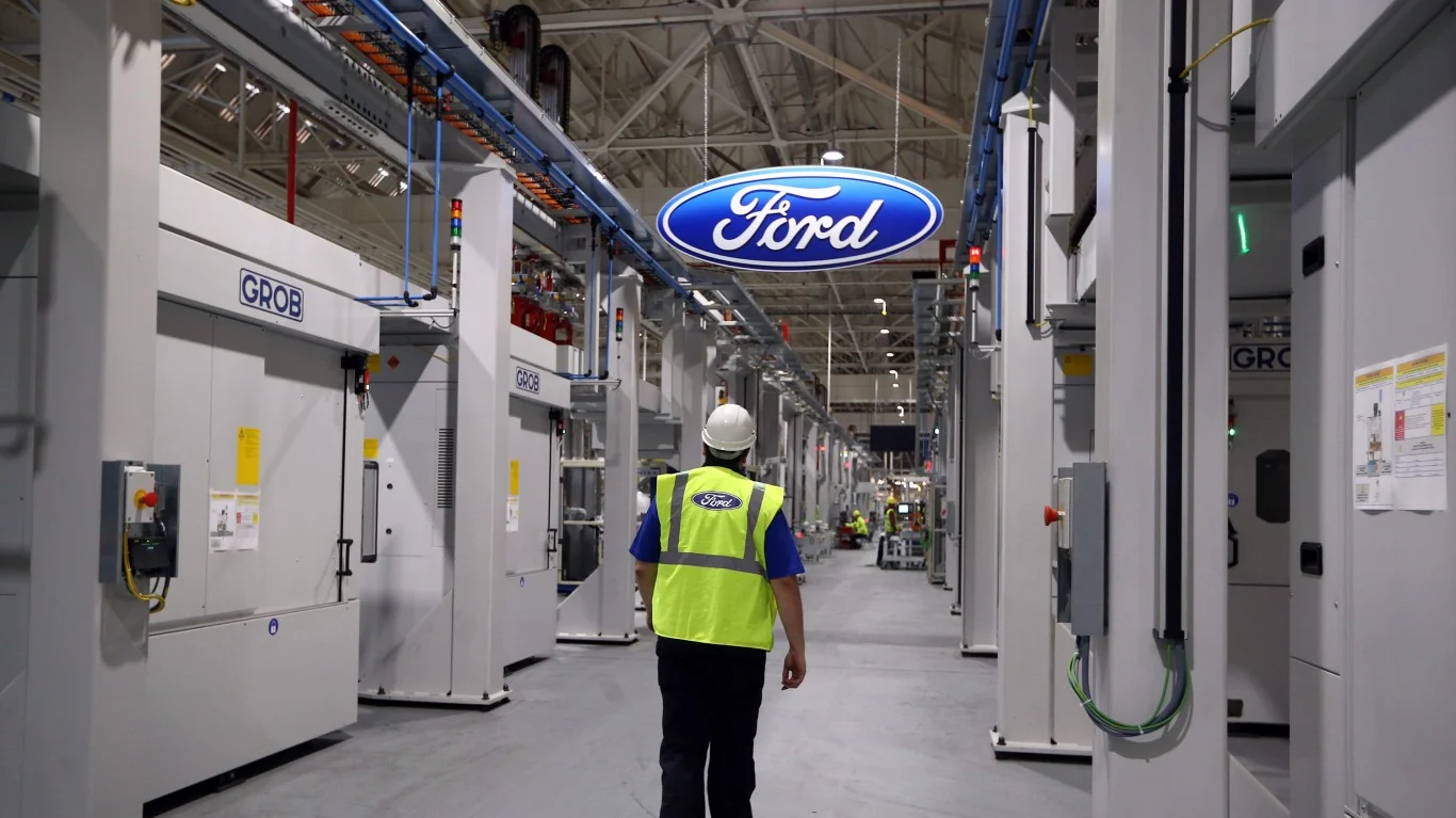 Ford Surges 8%, Easily Outpaces General Motors and Stellantis: The Detroit Comeback Has a Clear Leader