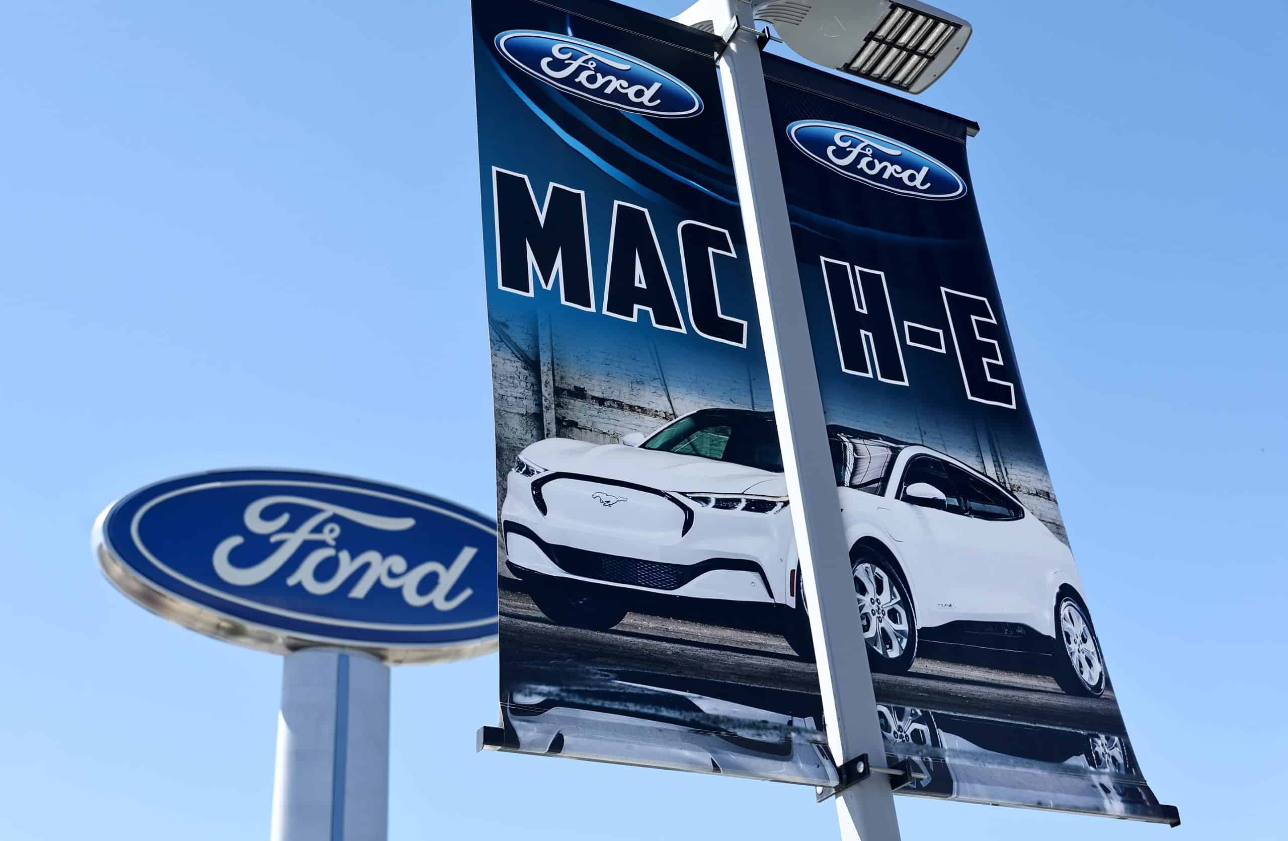Ford Drops 4% as Bronco Pickup Rally Fades, Tesla Slips, General Motors Inches Higher: What's Behind the Auto Stock Differential?