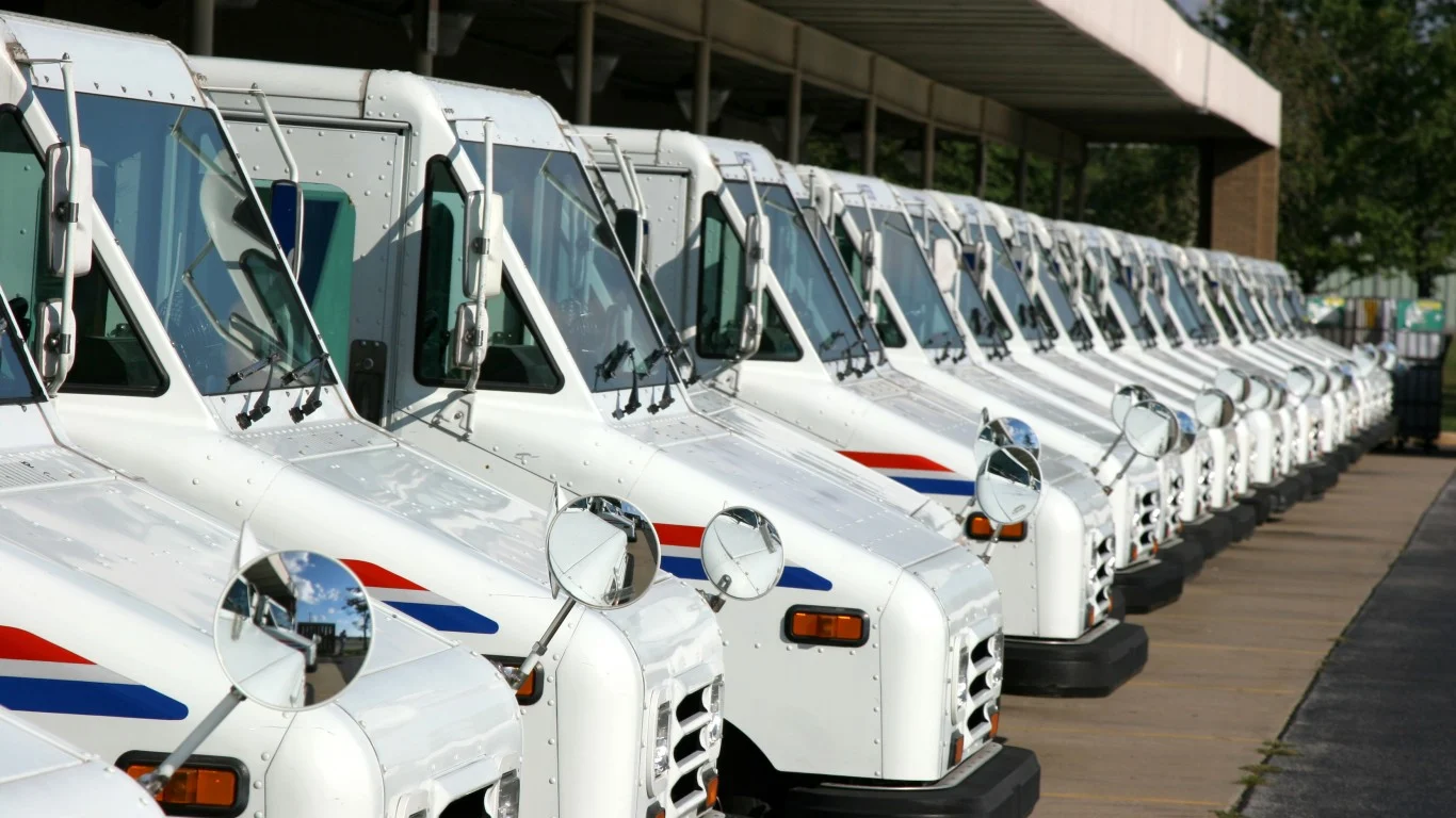 Amazon keeps 80% of USPS deliveries in new deal, over 1B packages yearly