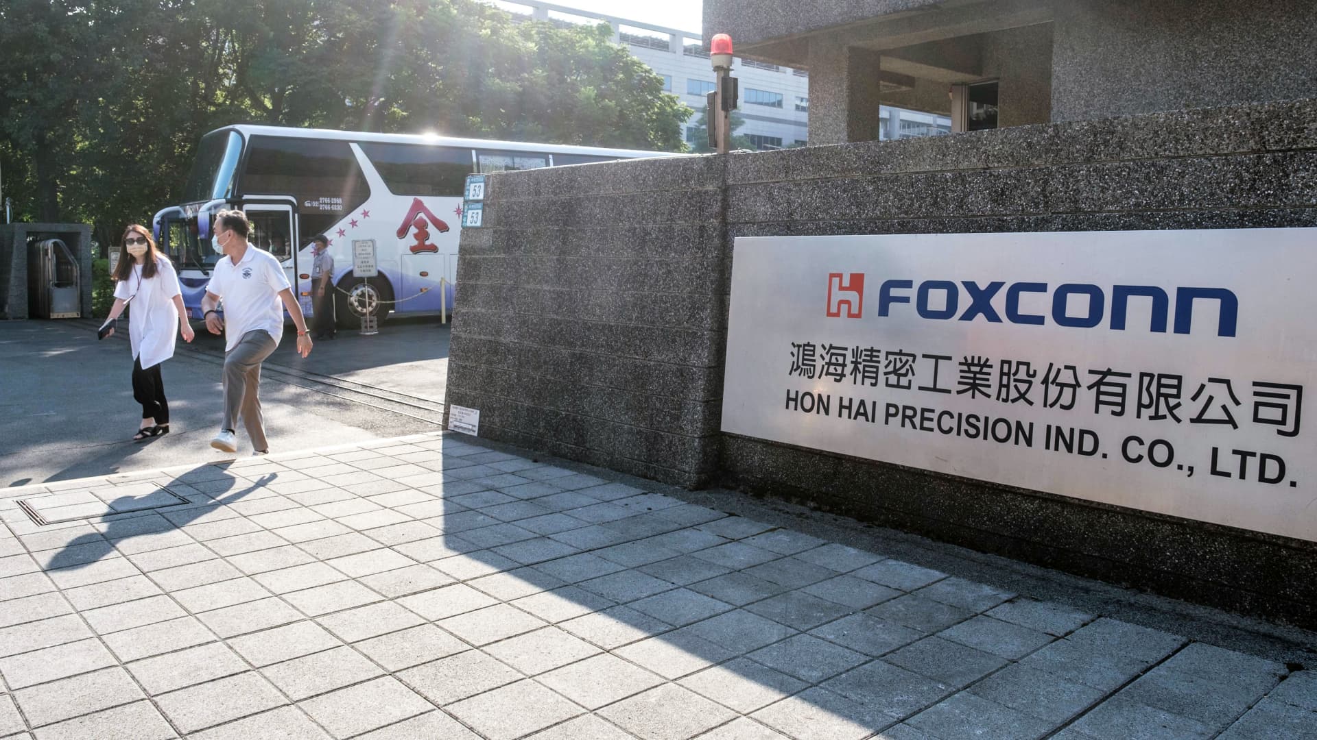 Apple supplier Foxconn cautious on outlook as smartphone sales slow - CNBC