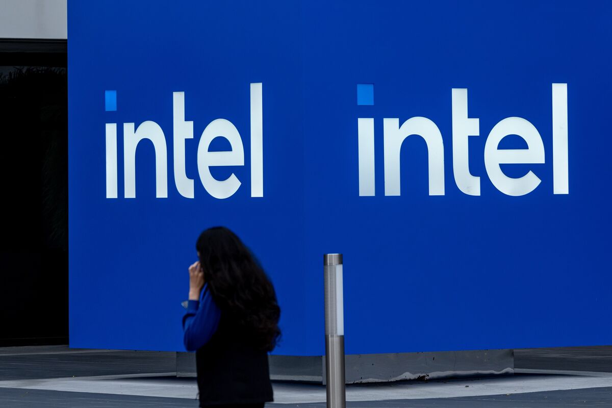 Intel Extends Comeback as Investors Bet on Foundry Growth