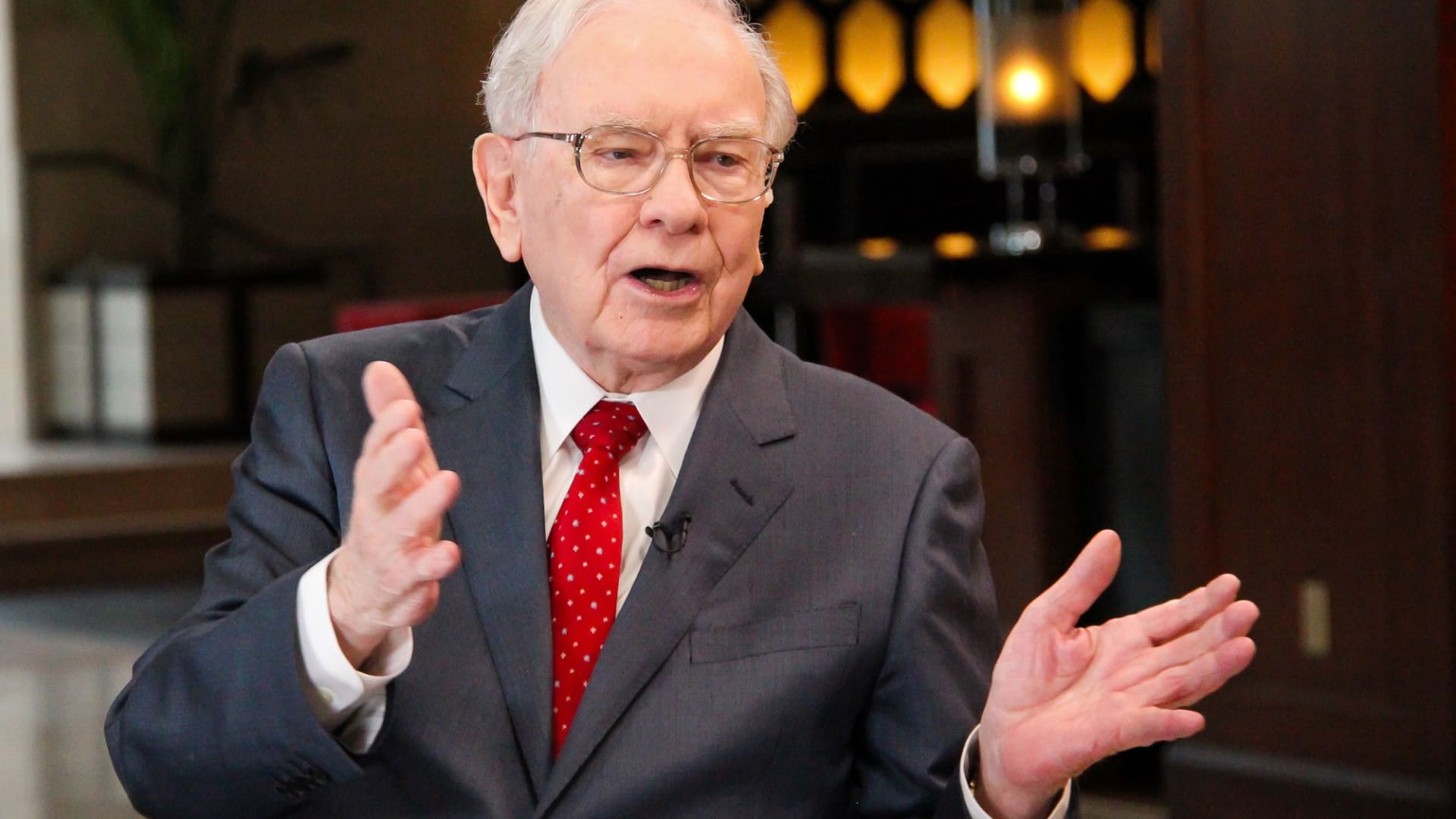 Warren Buffett loves dividend-paying stocks, but Berkshire doesn't pay one — Here's why - CNBC