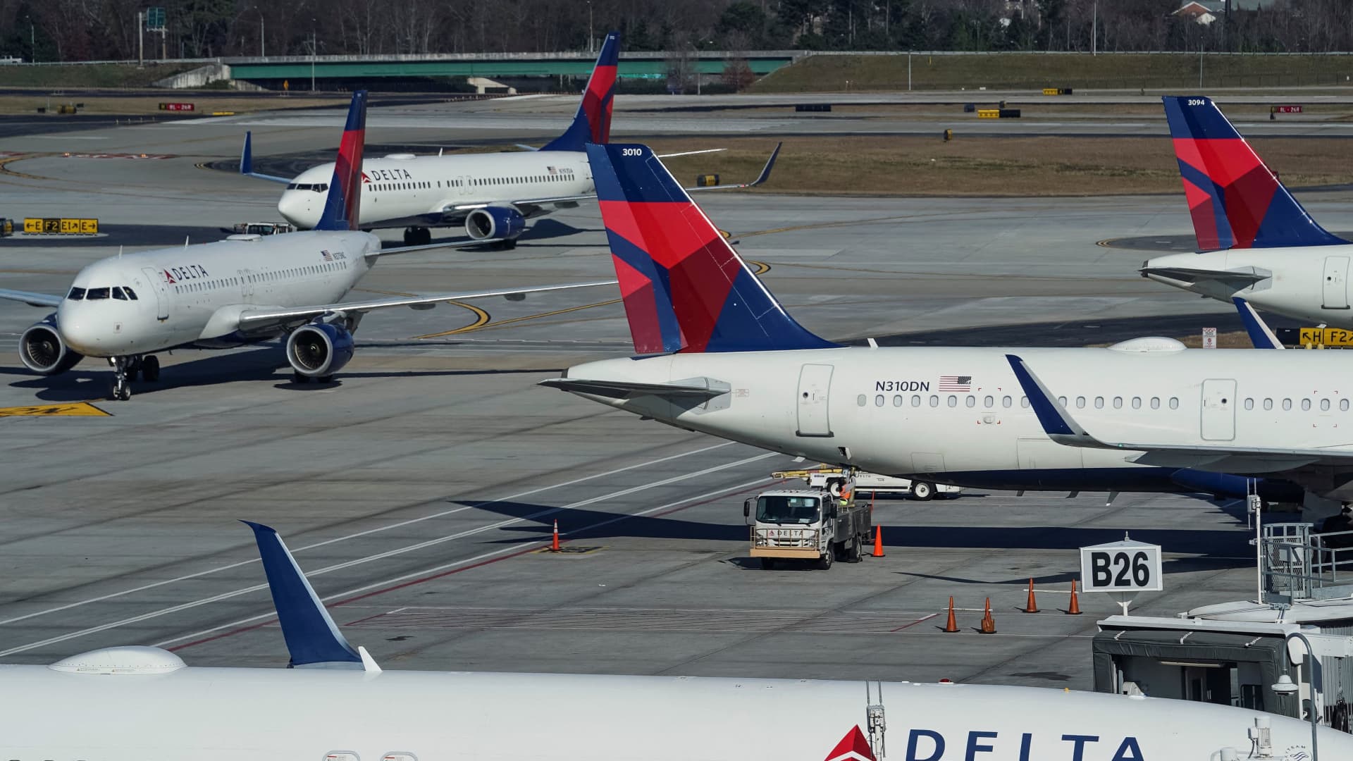 Delta Air Lines gives staff another 5% raise, hikes starting wages to $19 an hour