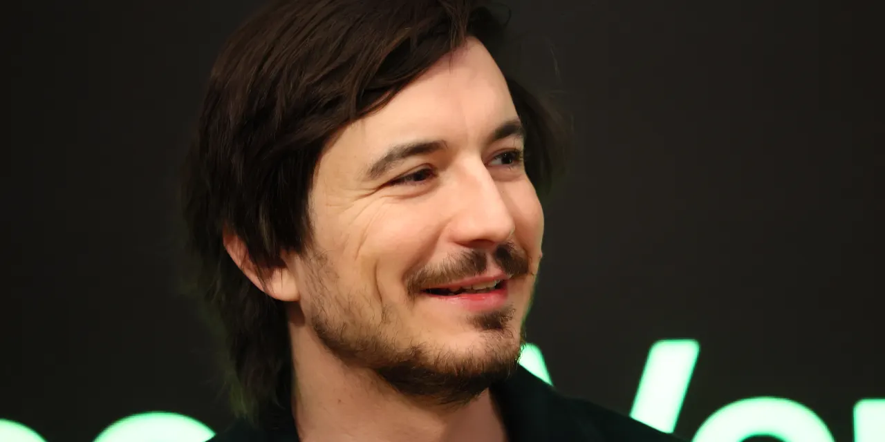 Robinhood Is Working on AI Financial Advice, But CEO Tenev Isn’t Writing Off Human Advisors