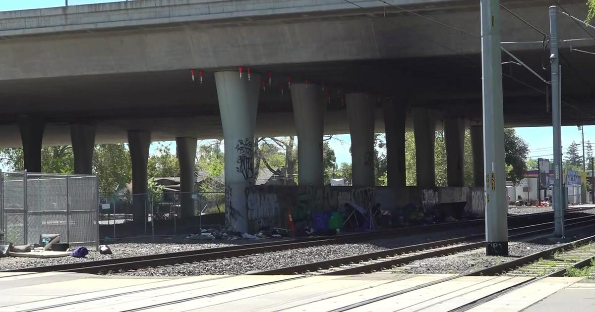 Homeless camp near Sacramento train tracks forces freight trains to stop - CBS Sacramento