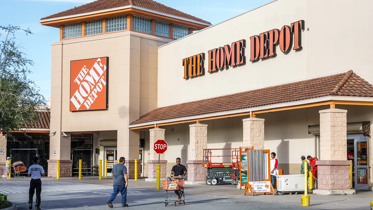 Security guards patrolling NY Home Depot to deter thieves, aggressive migrants: report - Fox Business