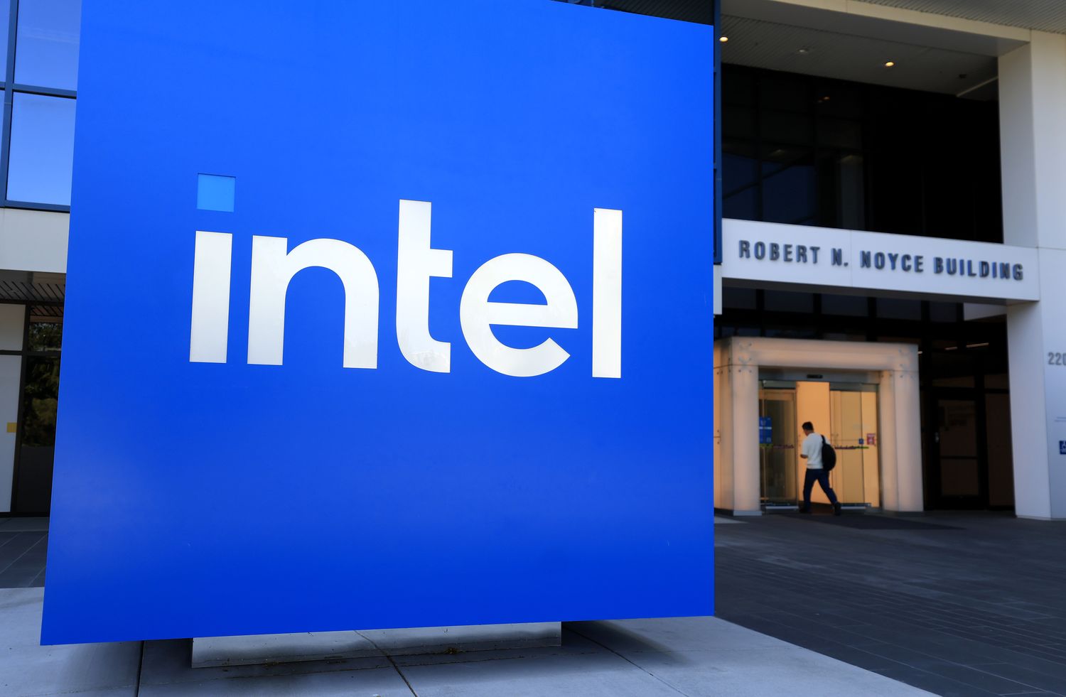 S&P 500 Gains and Losses Today: Dollar General Soars on Strong Earnings; Intel Stock Slumps