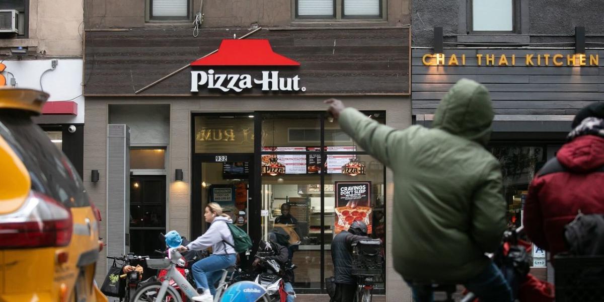 Yum Stock Falls as KFC, Pizza Hut Feel Pinch From Tighter Restaurant Budgets