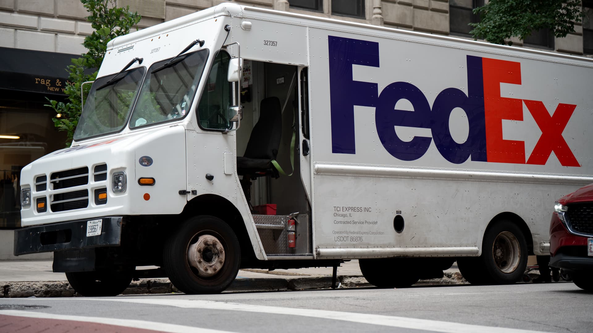Cramer sees opportunity amid tech turmoil and predicts a holiday win for FedEx