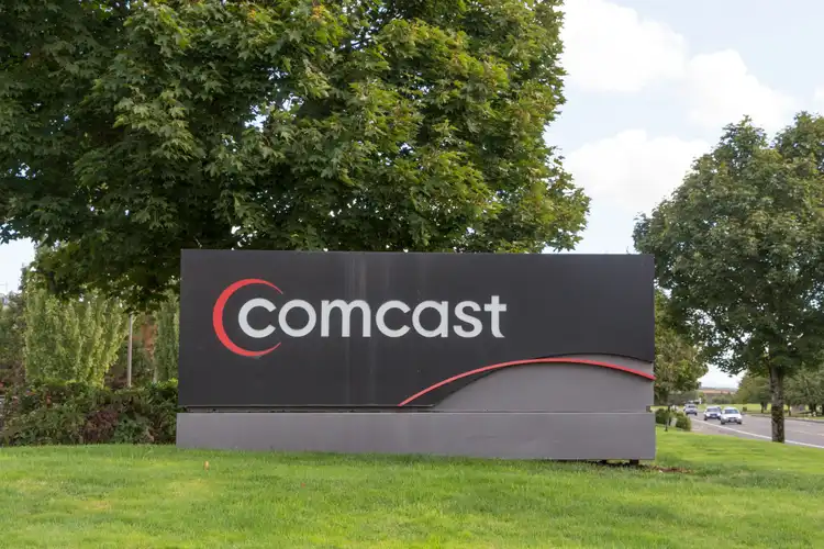 Comcast falls despite Q1 beat as domestic broadband, video customers decline - Seeking Alpha