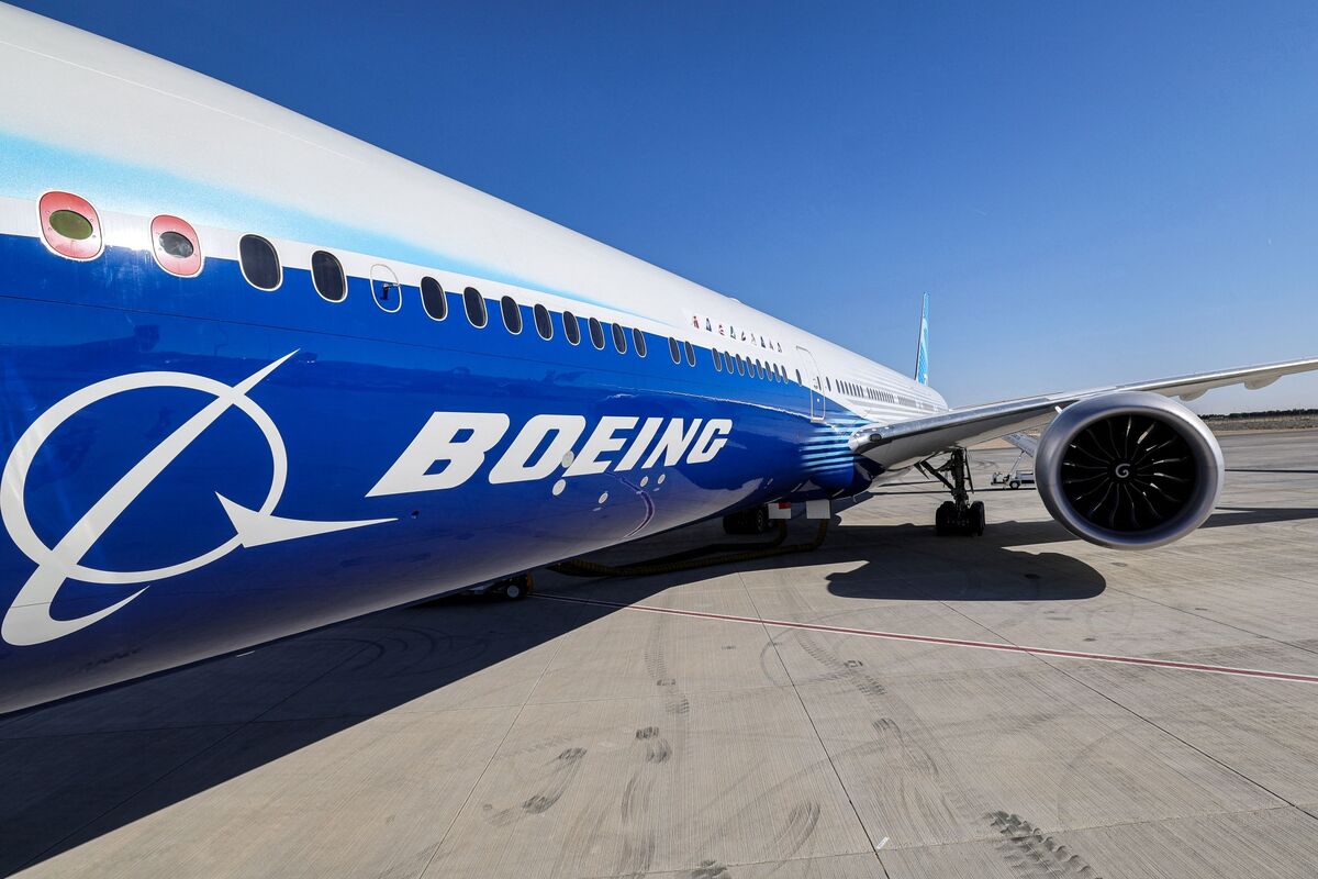 Boeing Still Has Wall Street Boosters Amid Cascade of Setbacks - Bloomberg