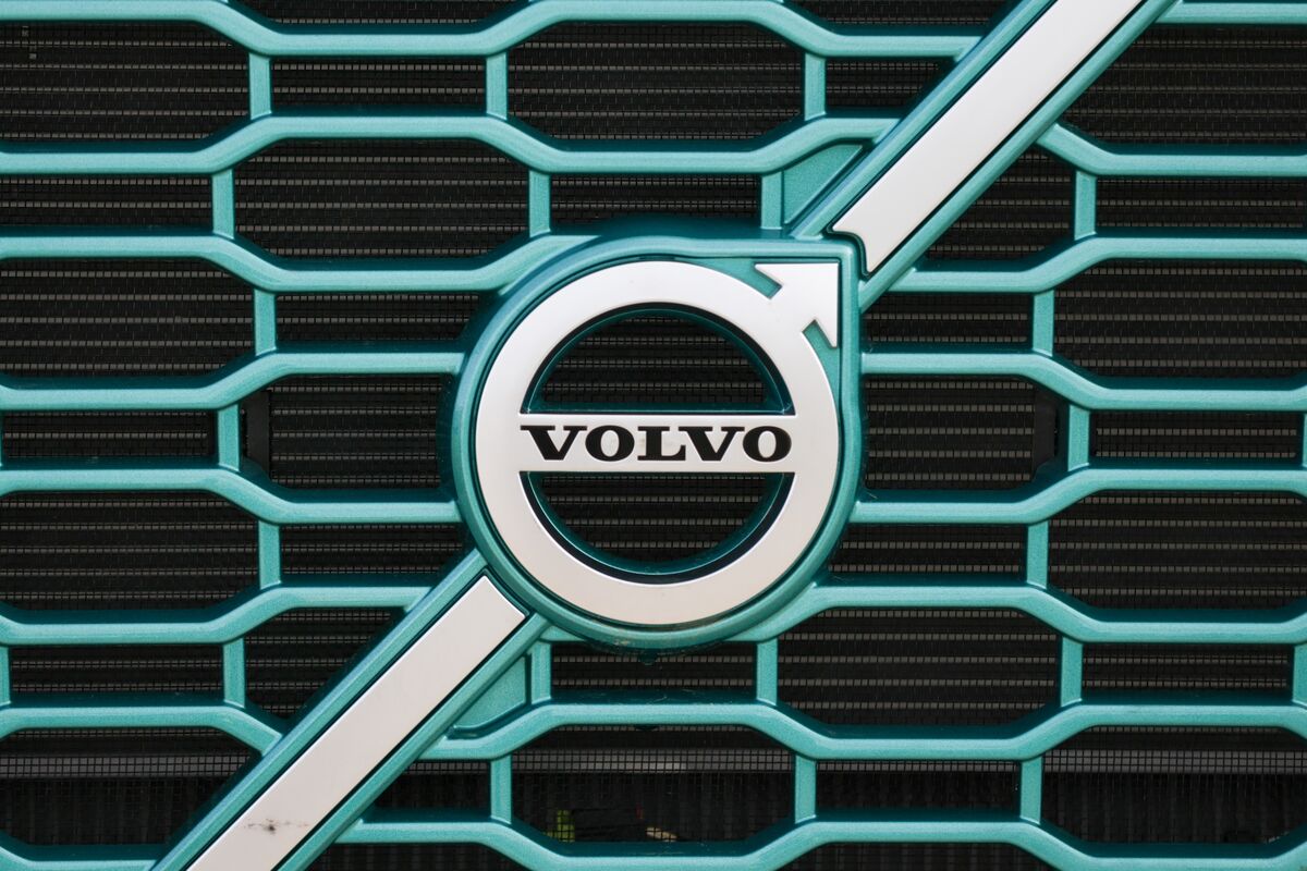 Volvo Falls After China’s Geely Sells $1.3 Billion of Shares - Bloomberg