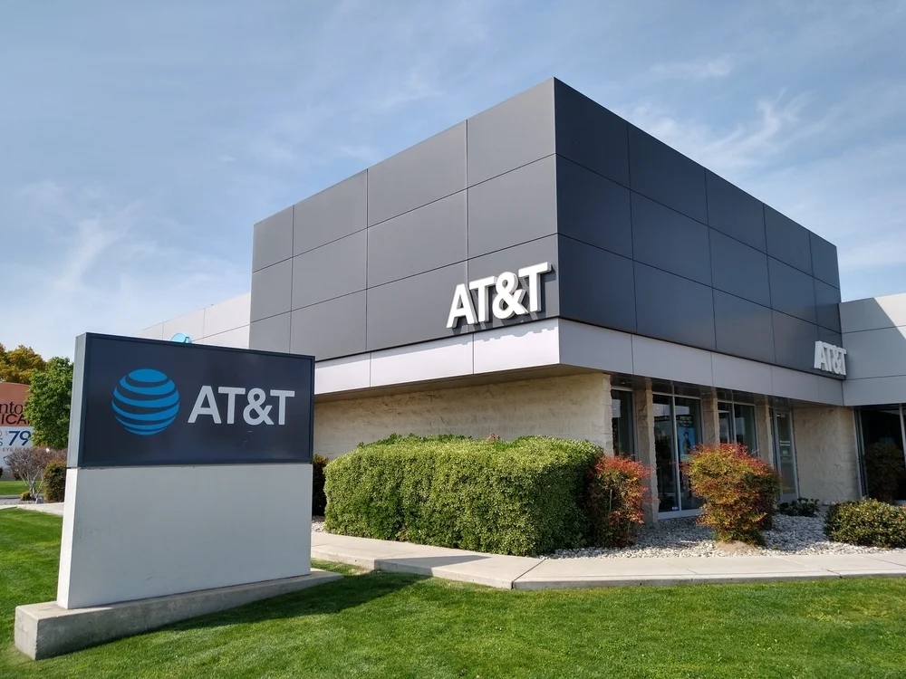 Why AT&T Shares Are Falling Wednesday