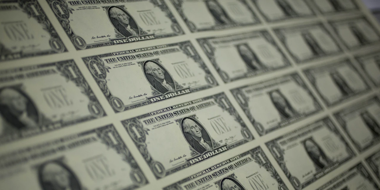 Dollar Strengthens on Hot Inflation Data, Higher Treasury Yields