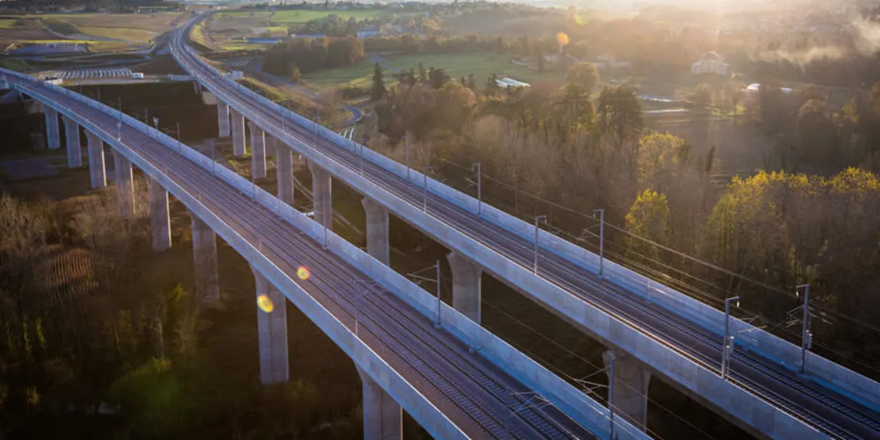 Roads, water and telecom towers can beat the AI hype. This fund manager flags the infrastructure stocks to buy now.