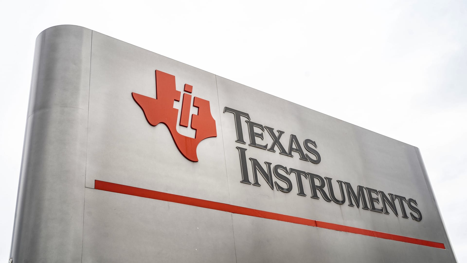 Texas Instruments' stock falls on weak forecast