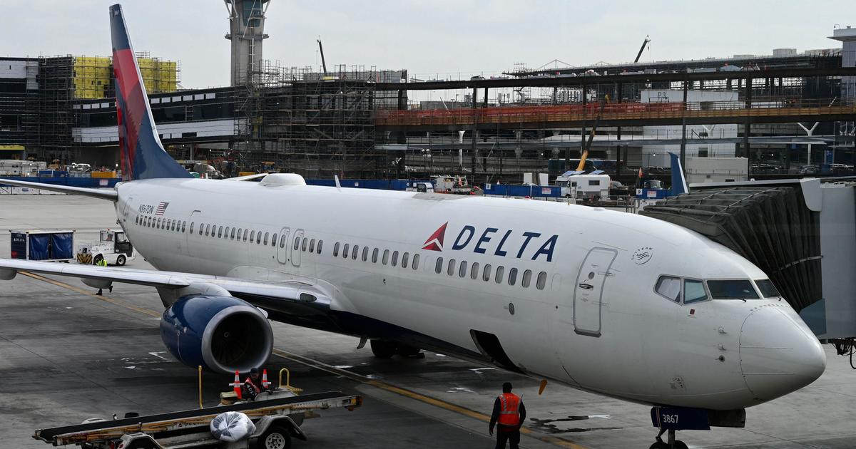 Delta passenger arrested for triggering plane's emergency slide at LAX - CBS Los Angeles