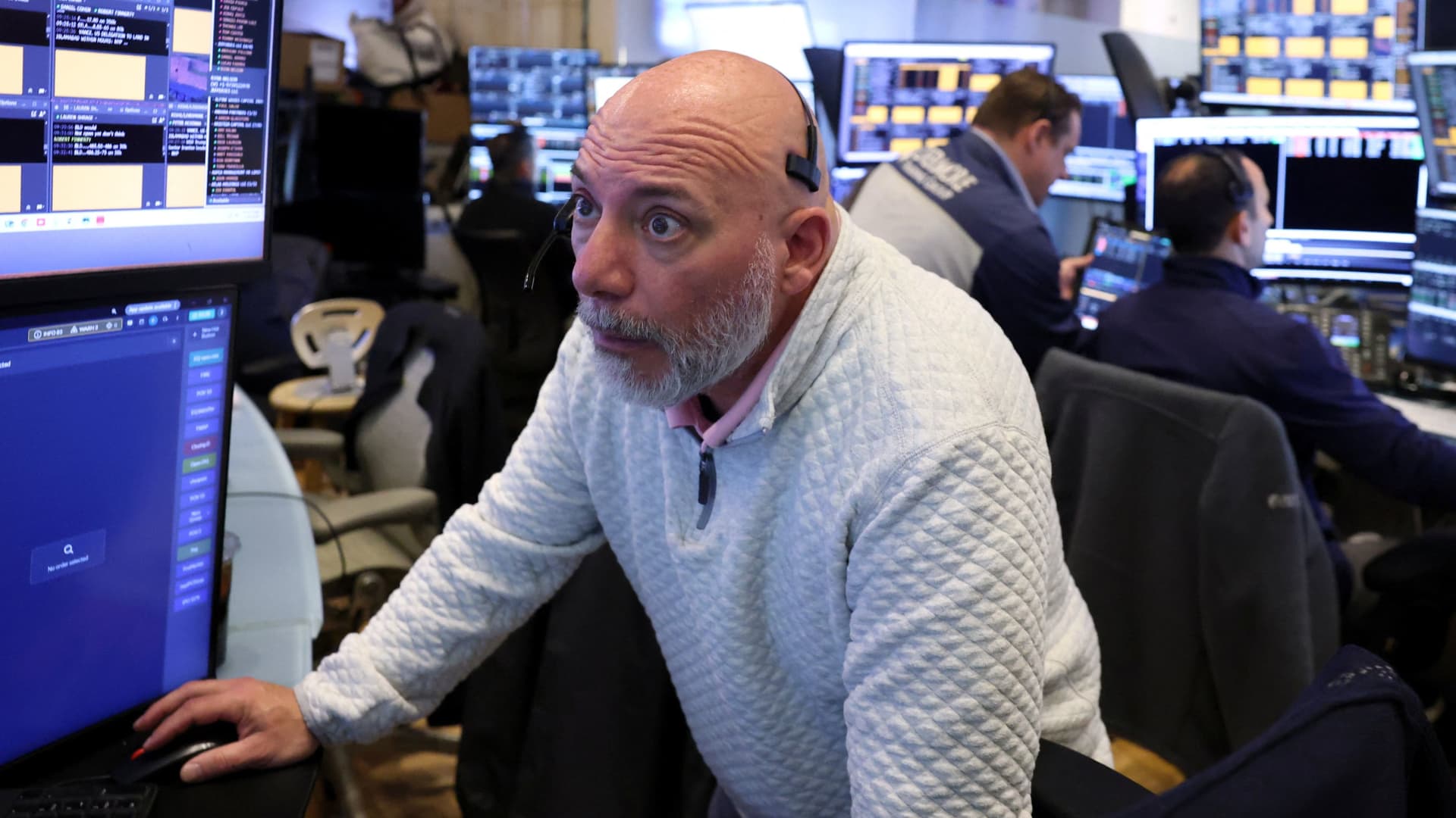 S&P 500 heads for its best month since 2020 — plus, Apple earnings on deck