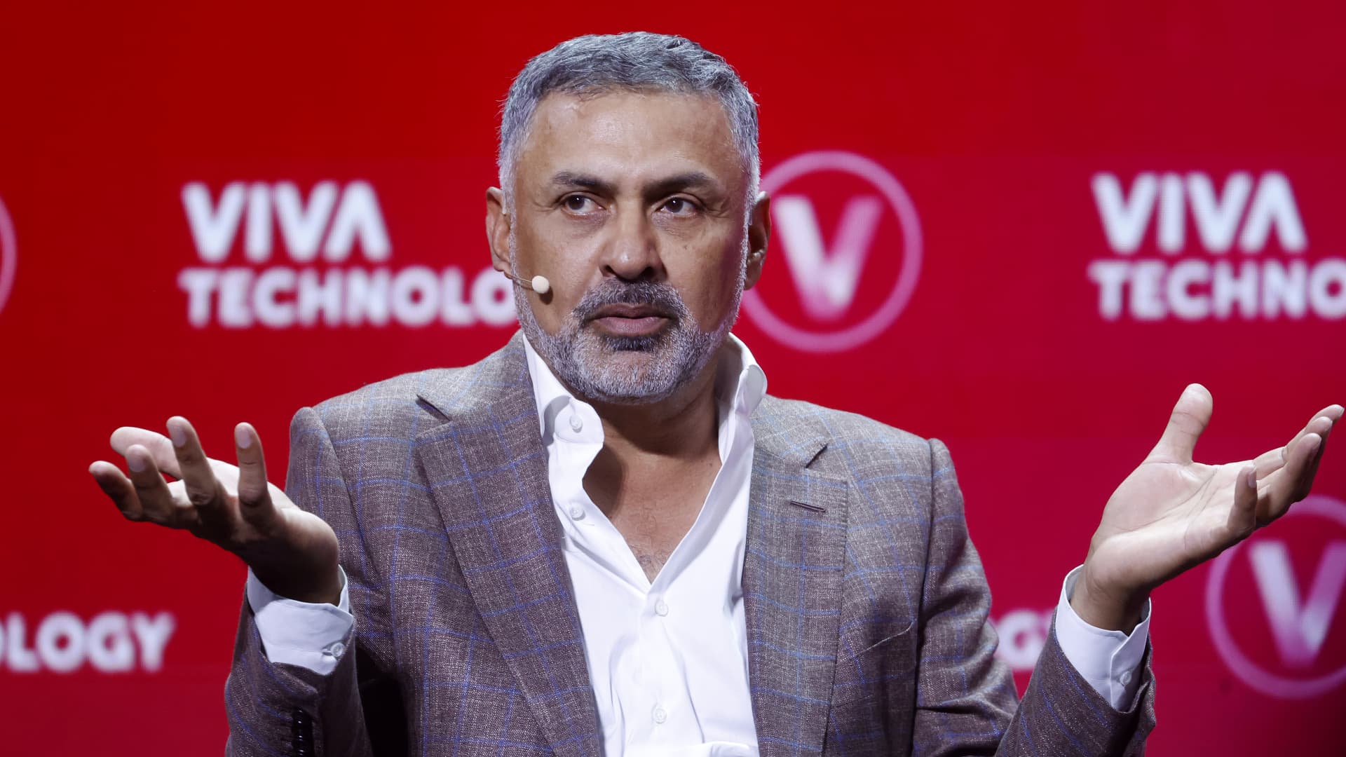 Palo Alto shares sink 8%, CEO defends cybersecurity's position as AI hits software stocks