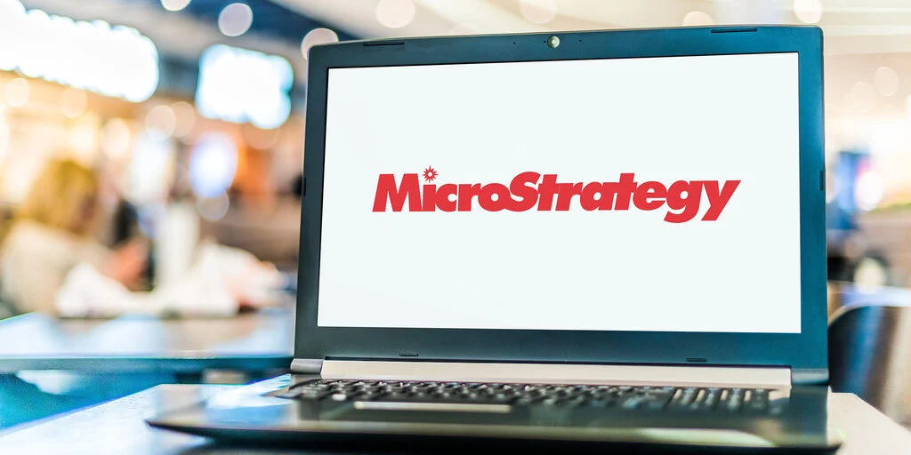 Time to Buy? MicroStrategy Stock Premium Shrinks After Bitcoin Pullback