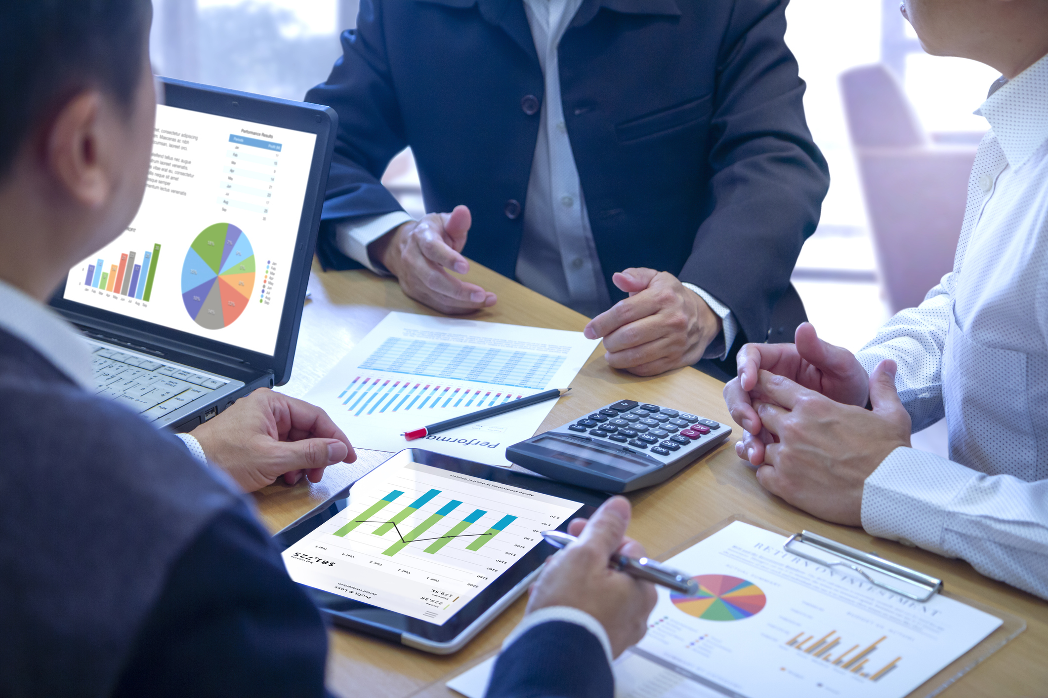 Oracle vs JPMorgan Chase: Which Will Be the Next $1 Trillion Stock?