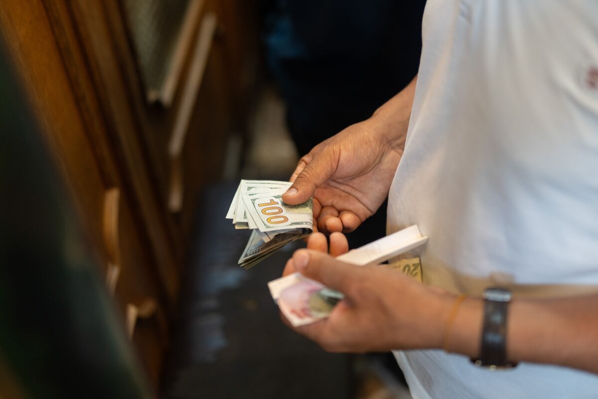 Deutsche Bank, Standard Bank See December Gloom for the Dollar