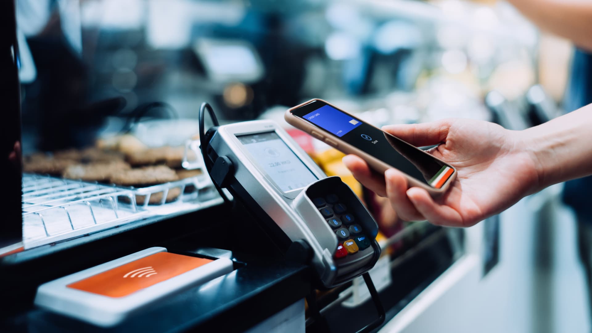 Venmo gaining ground in payments as Cash App struggles