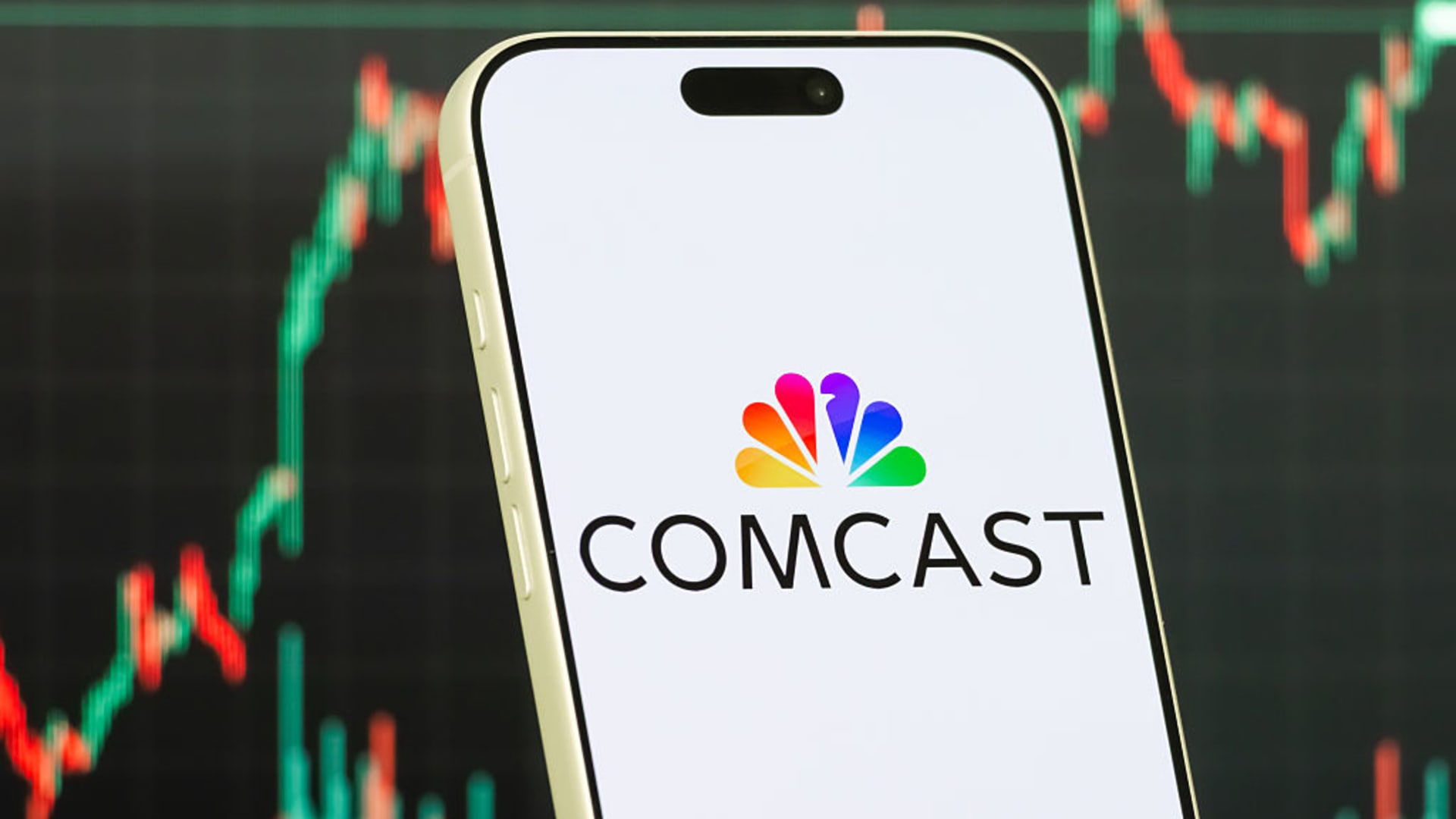 Comcast beats revenue, earnings expectations as broadband losses improve