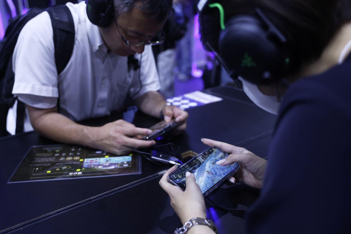 Tencent Sales Top Estimates on WeChat Ad Surge, Resilient Games