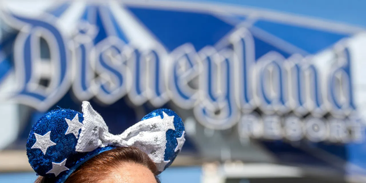 Disney and Comcast Are Locked in a Theme-Park Battle. Here’s Who’s Winning.