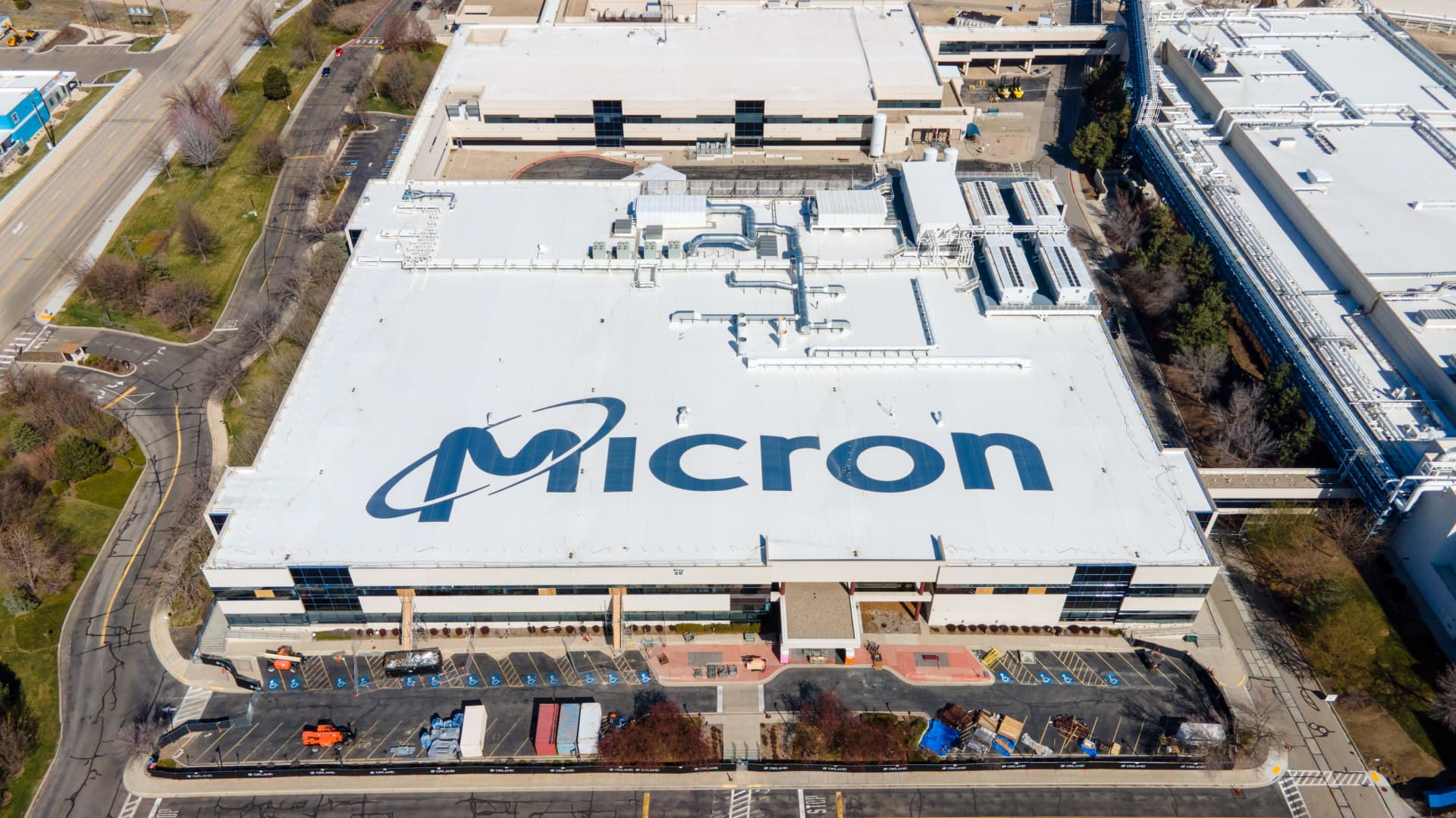 Stocks making the biggest moves midday: Micron, Paramount, McCormick and more - CNBC