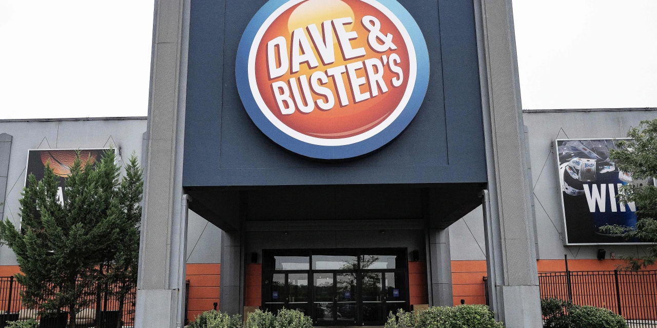 Dave & Buster’s Same-Store Sales Continue Decline as Third-Quarter Loss Widens
