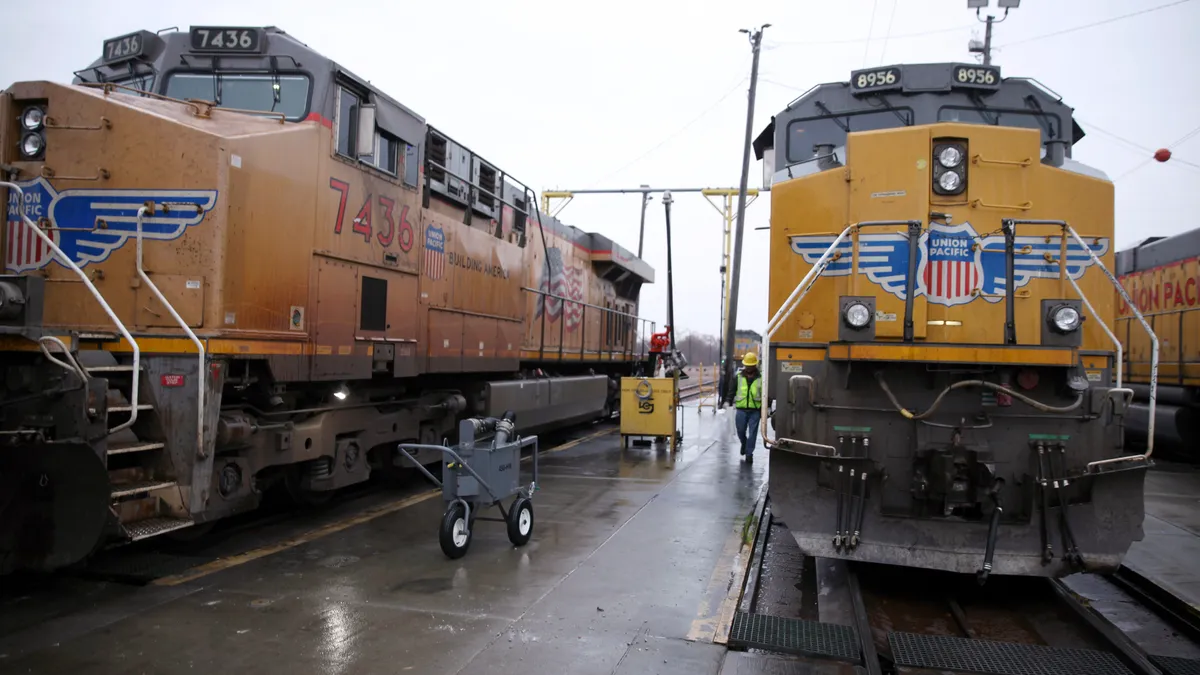 Union Pacific's first-quarter profit creeps up 1% as railroad limits expenses - Quartz
