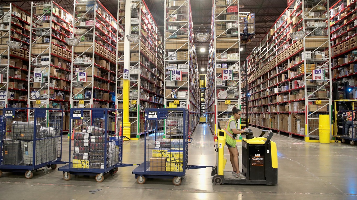 Amazon Hires 250,000 Holiday Workers, Signaling Strong Economy Despite Tariff Concerns