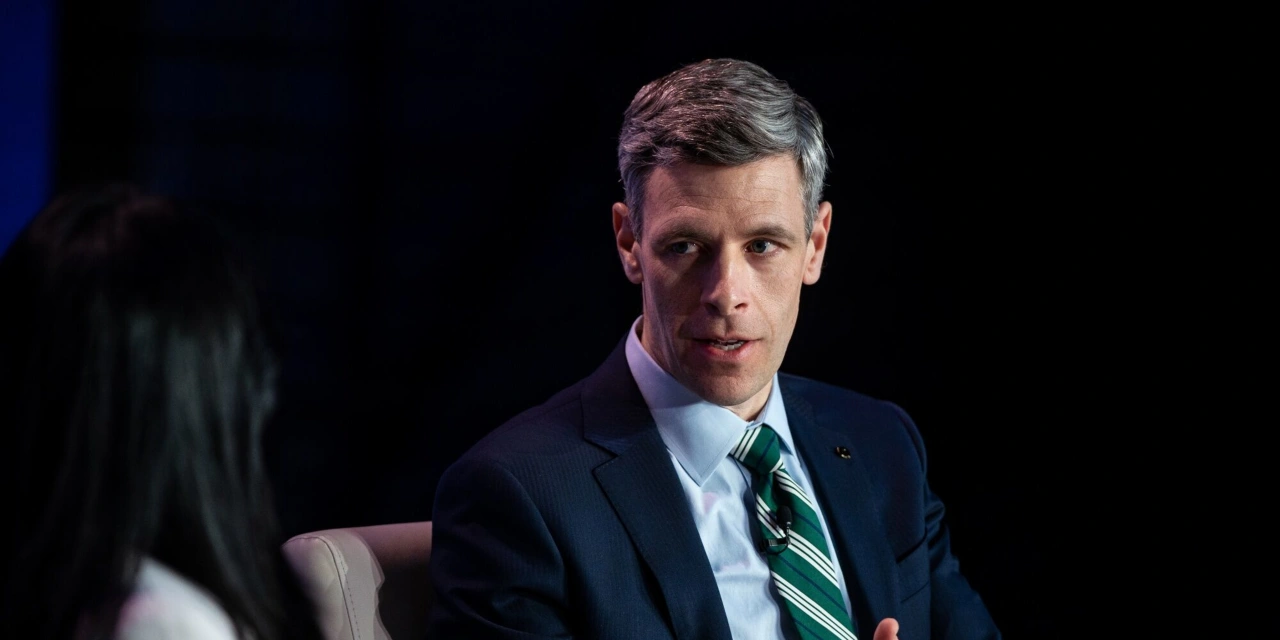 Community Banks Swing Back at Trump Regulators Over Crypto Charters