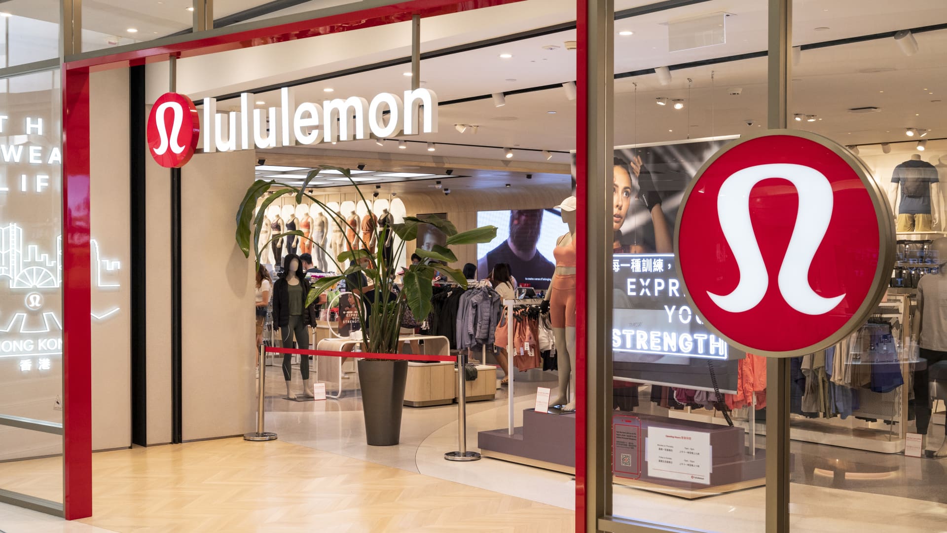Should investors buy the dip in Lululemon? Here's what this fund manager says - CNBC
