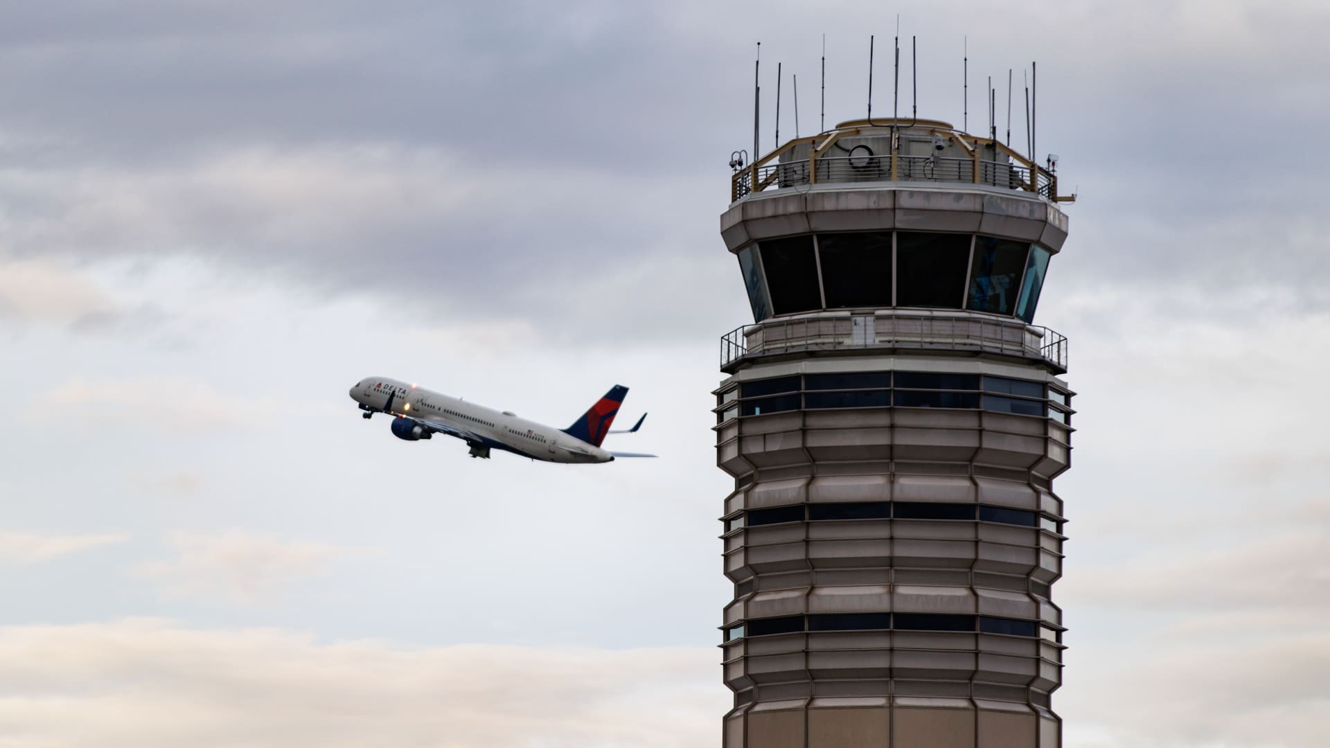 Delta calls on Congress to immediately end government shutdown, pay air traffic controllers